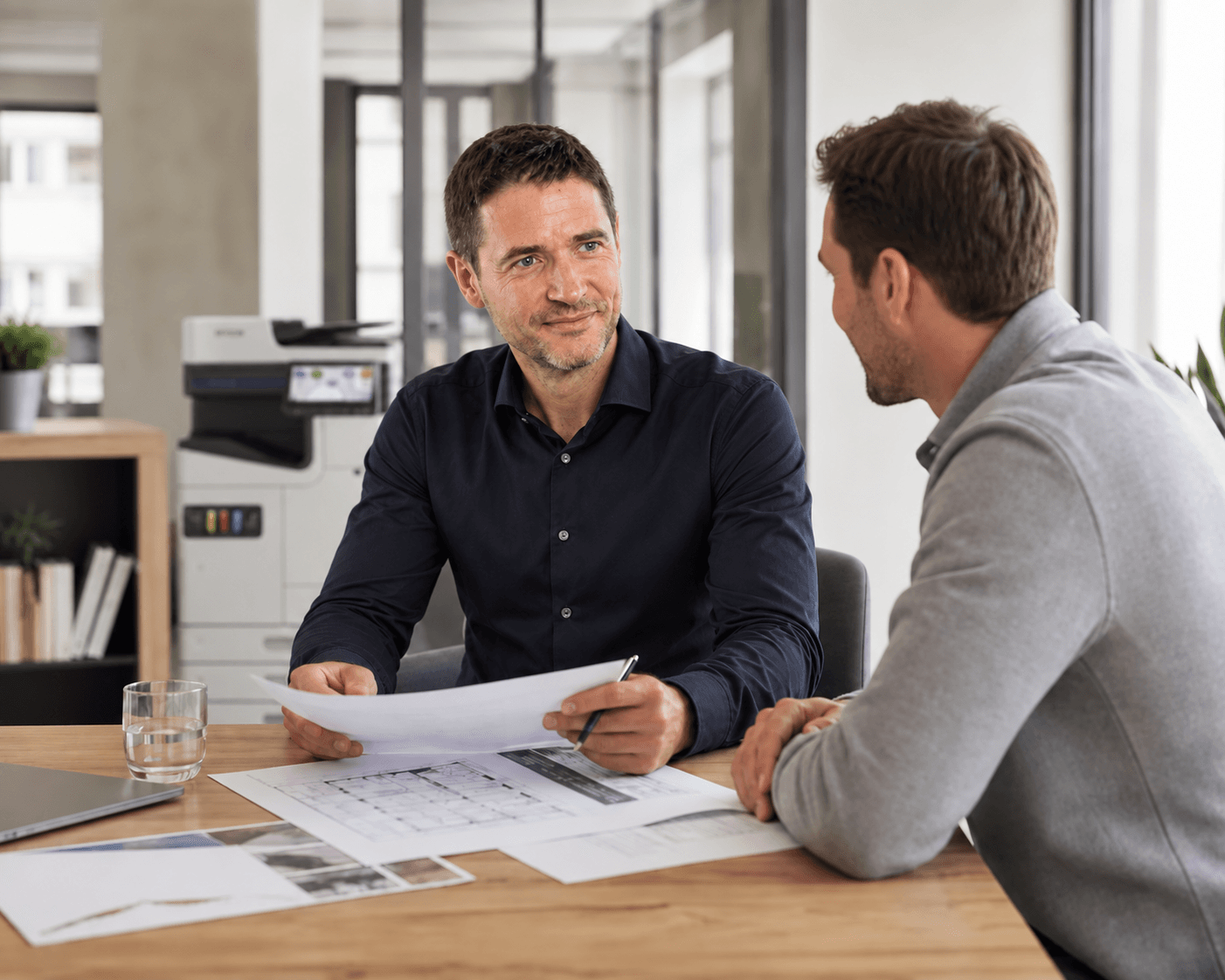 Persönliches Beratungsgespräch in einem modernen Büro