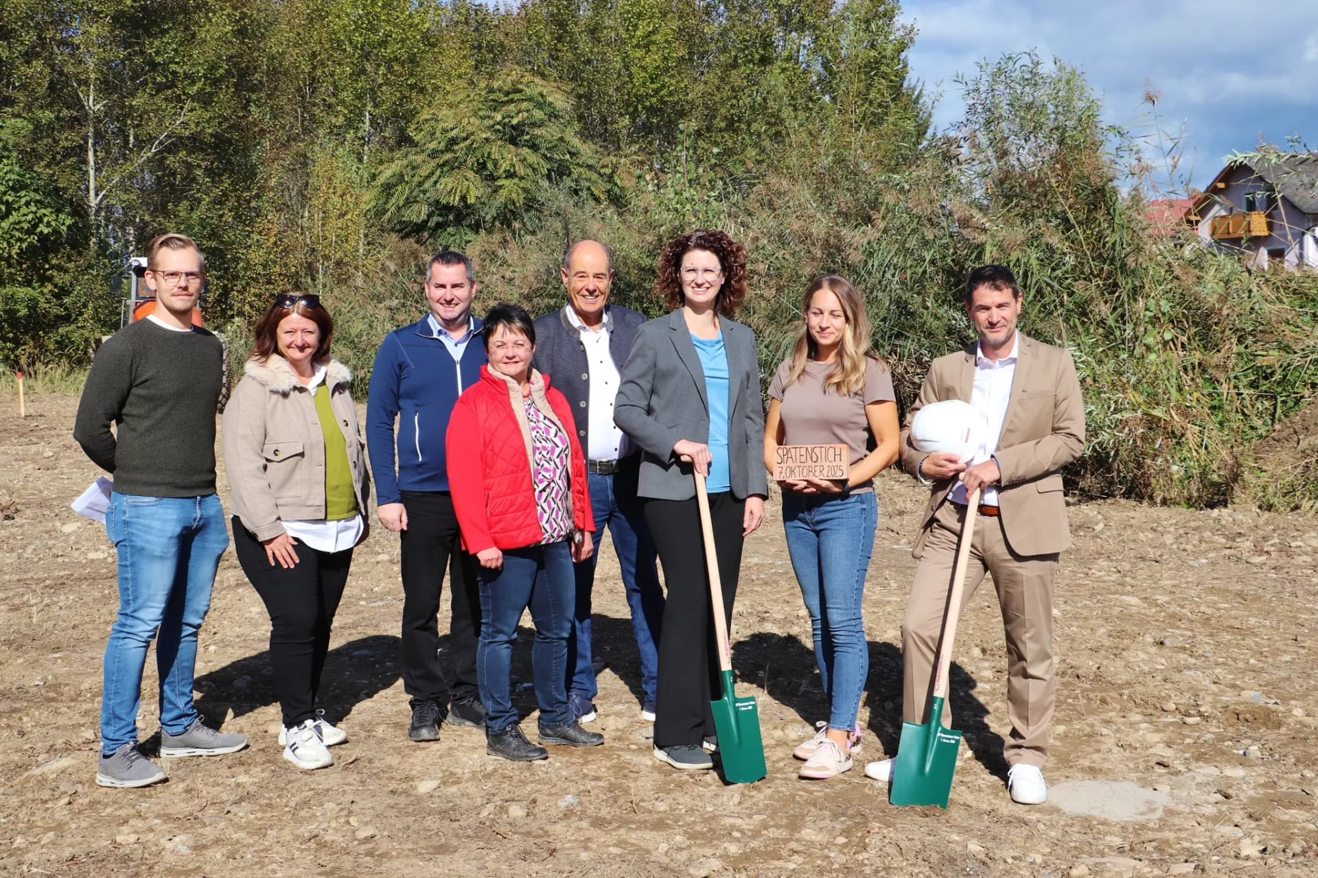 Gruppe beim Spatenstich für das neue petric-Firmengebäude in Fernitz-Mellach