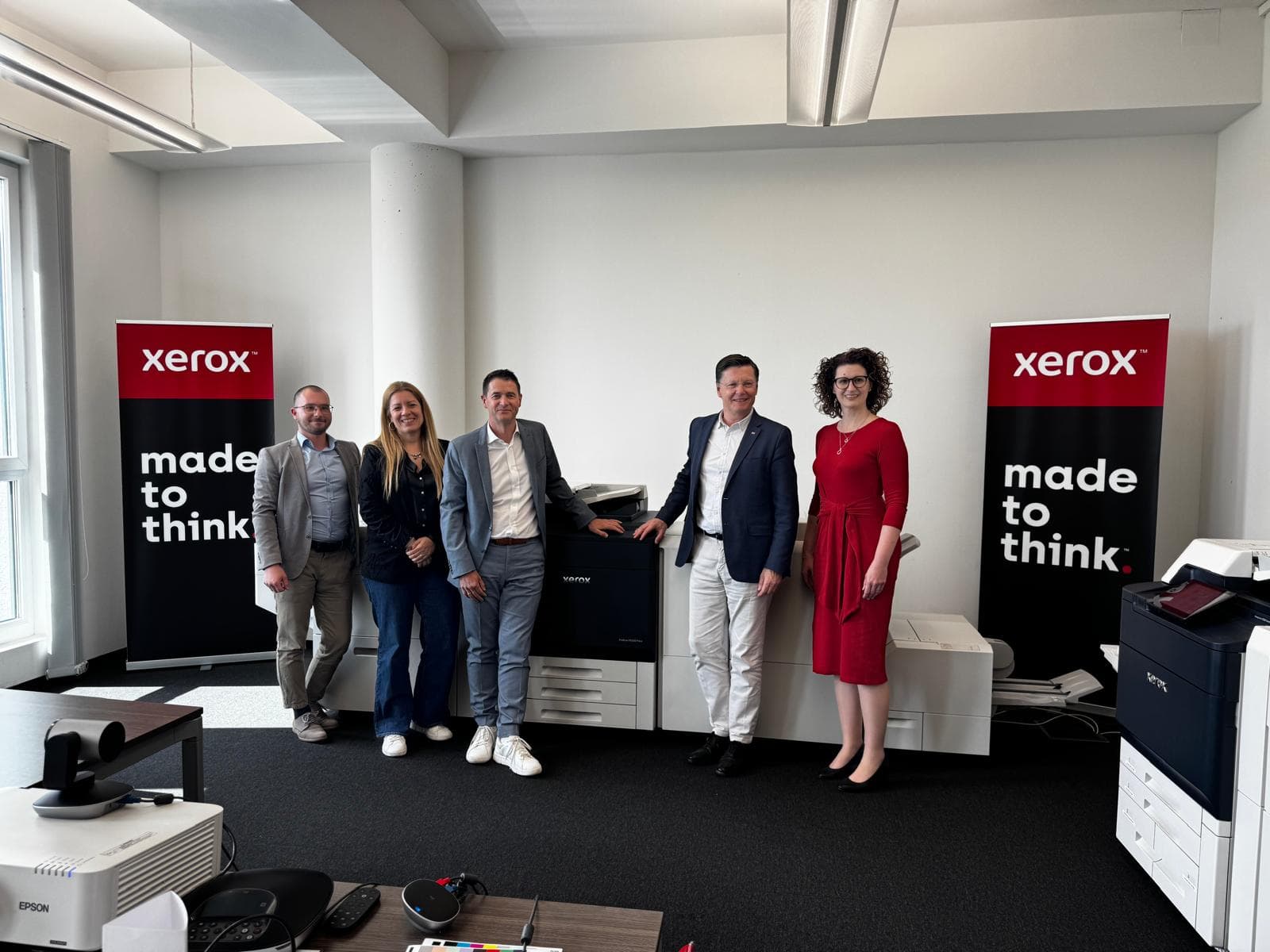 petric-Team und Gäste vor der Xerox Proficio PX300 im petric Showroom