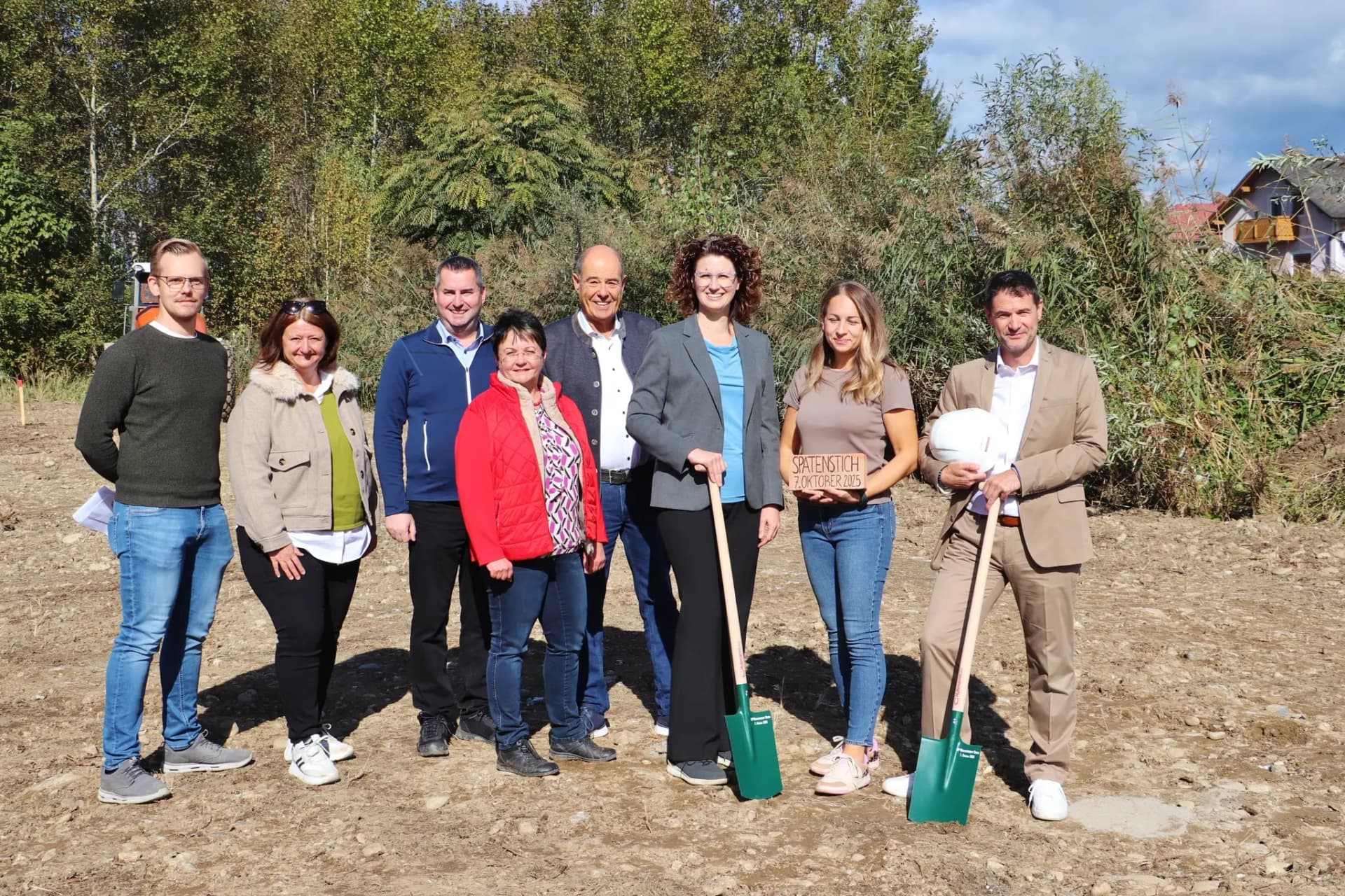 Gruppe beim Spatenstich für das neue petric-Firmengebäude in Fernitz-Mellach